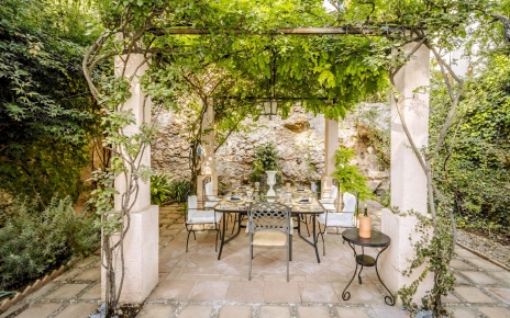 Meals under climbing shrubs